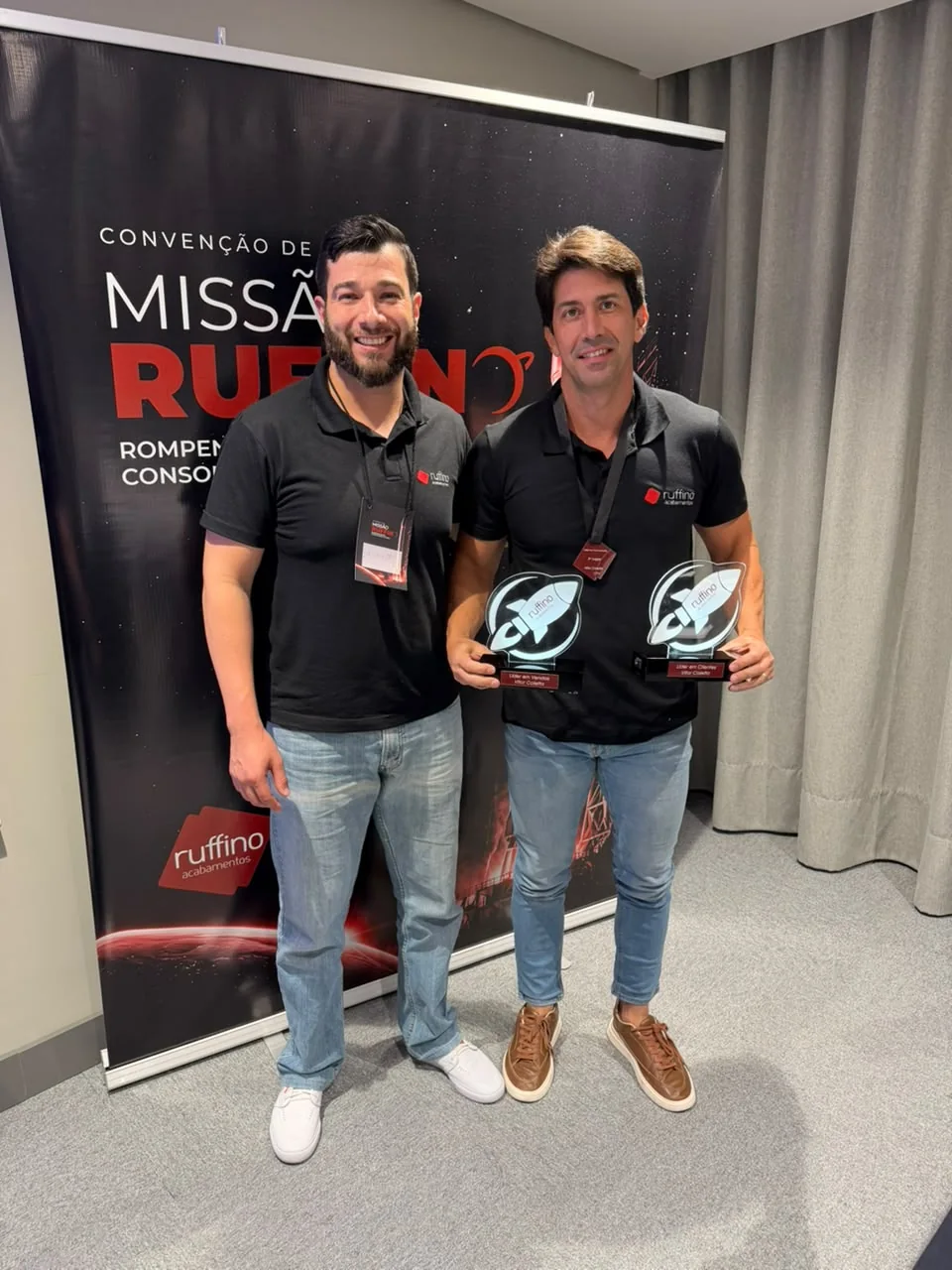 Registro completo de dois representantes em evento da Ruffino Acabamentos